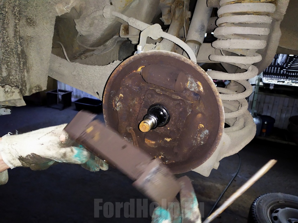 Замена передних тормозных колодок на Ford Focus 2